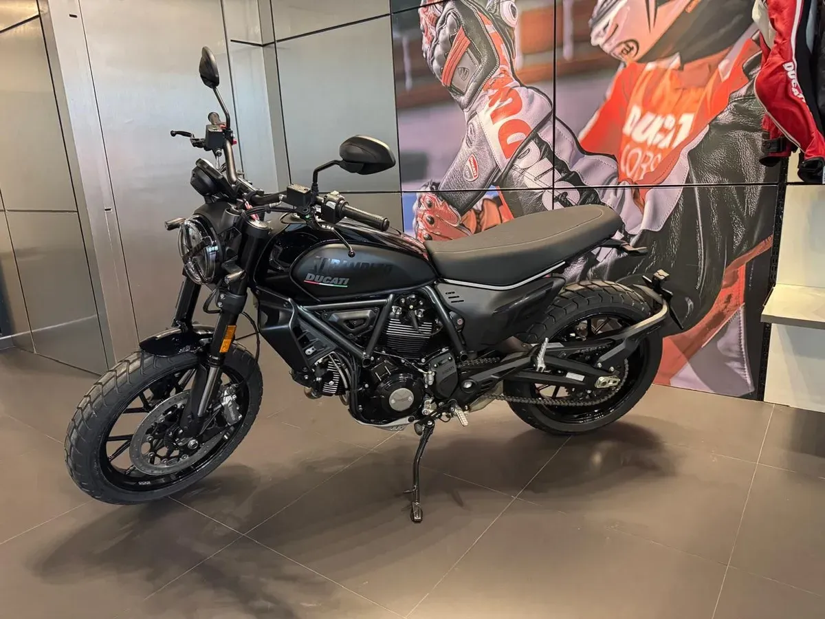 Mira esta publicación de Ducati 800 Full Throttle 2025 en Motordil