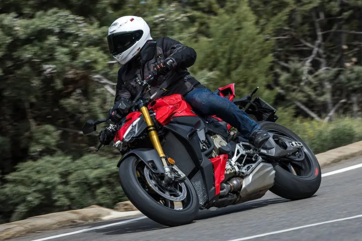 Mira esta publicación de Ducati 955 V2 2025 en Motordil