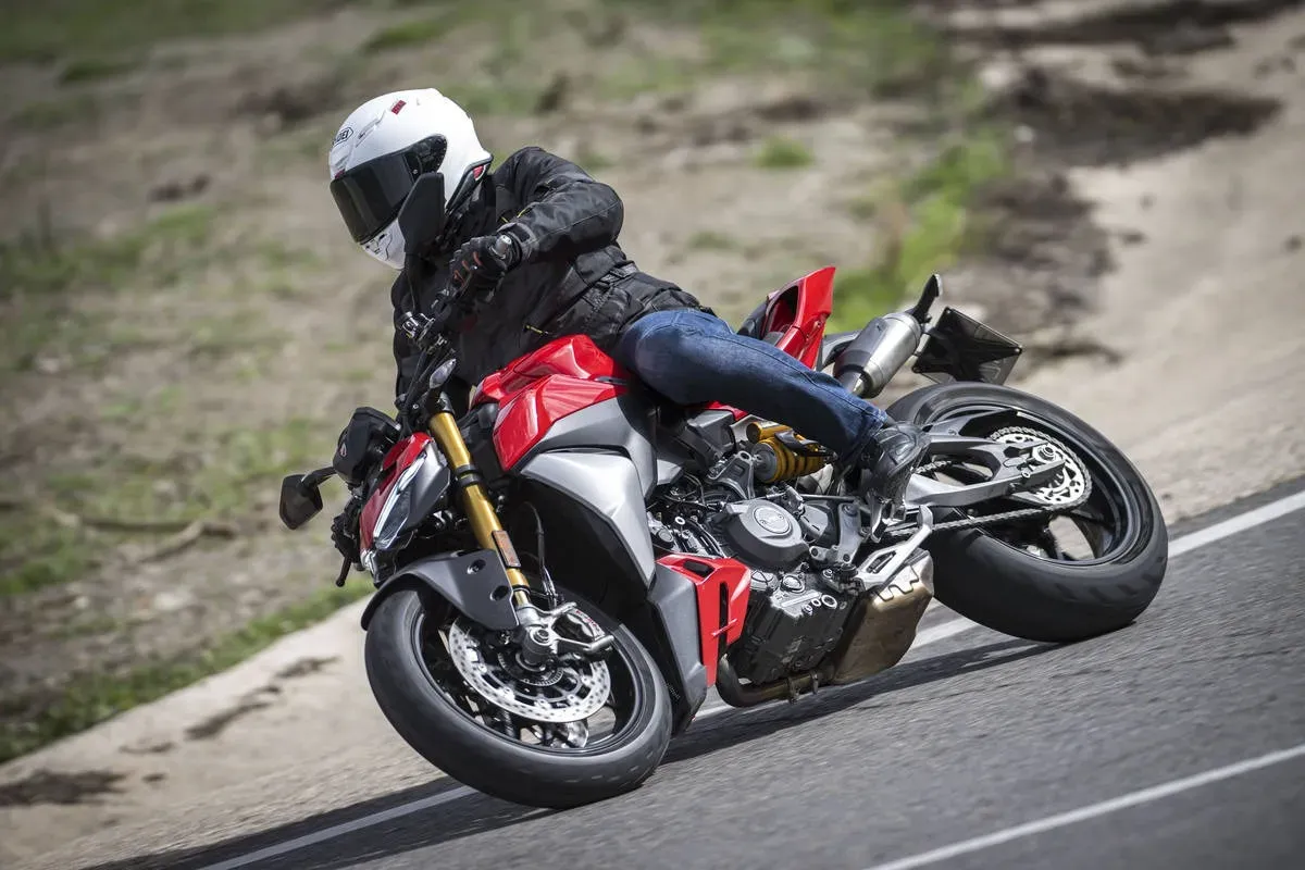 Mira esta publicación de Ducati 955 V2 2025 en Motordil