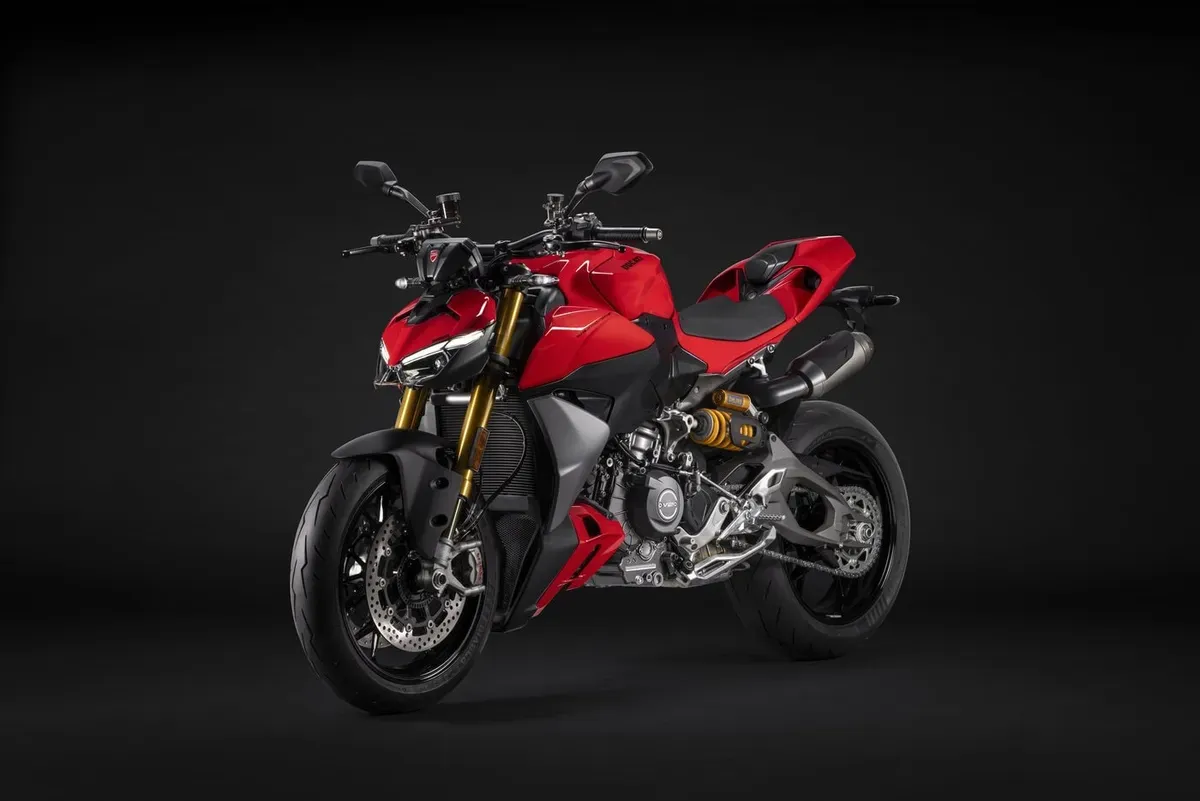 Mira esta publicación de Ducati 955 V2 2025 en Motordil