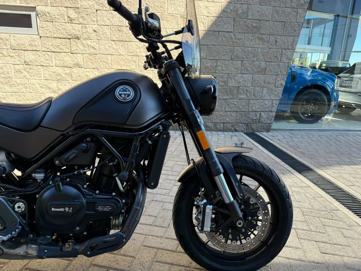 Mira esta publicación de Benelli Leoncino 500 2018 en Motordil