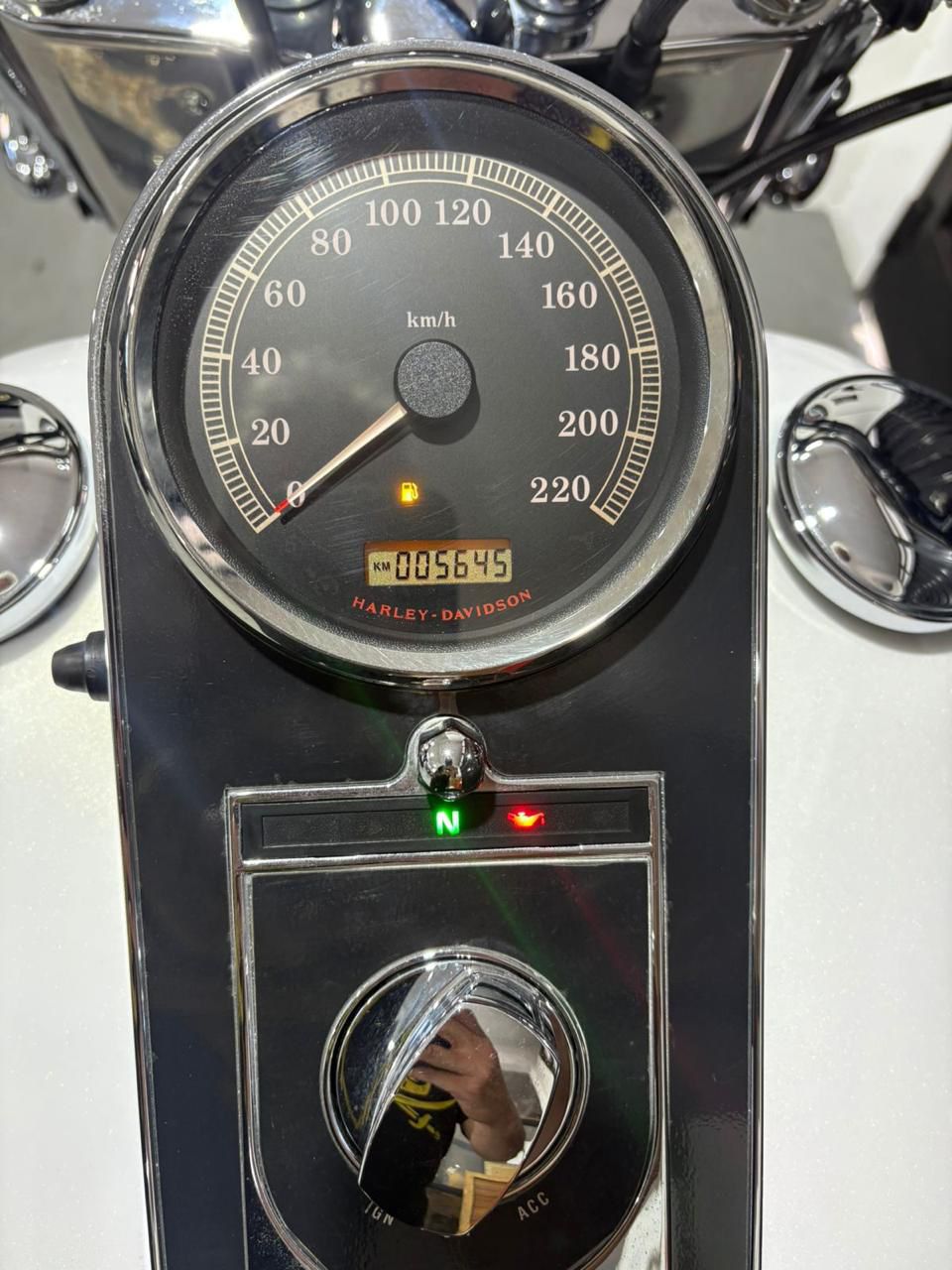 Mira esta publicación de Harley Davidson FLS Softail Slim Black 2007 en Motordil