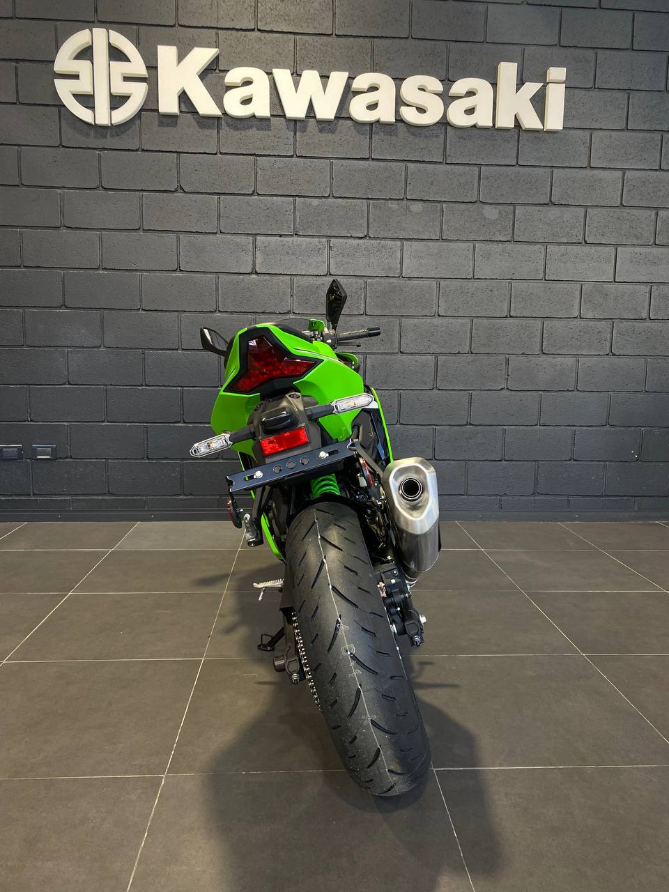 Mira esta publicación de Kawasaki ZX 400 2025 en Motordil