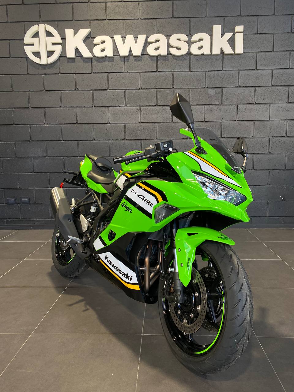 Mira esta publicación de Kawasaki ZX 400 2025 en Motordil
