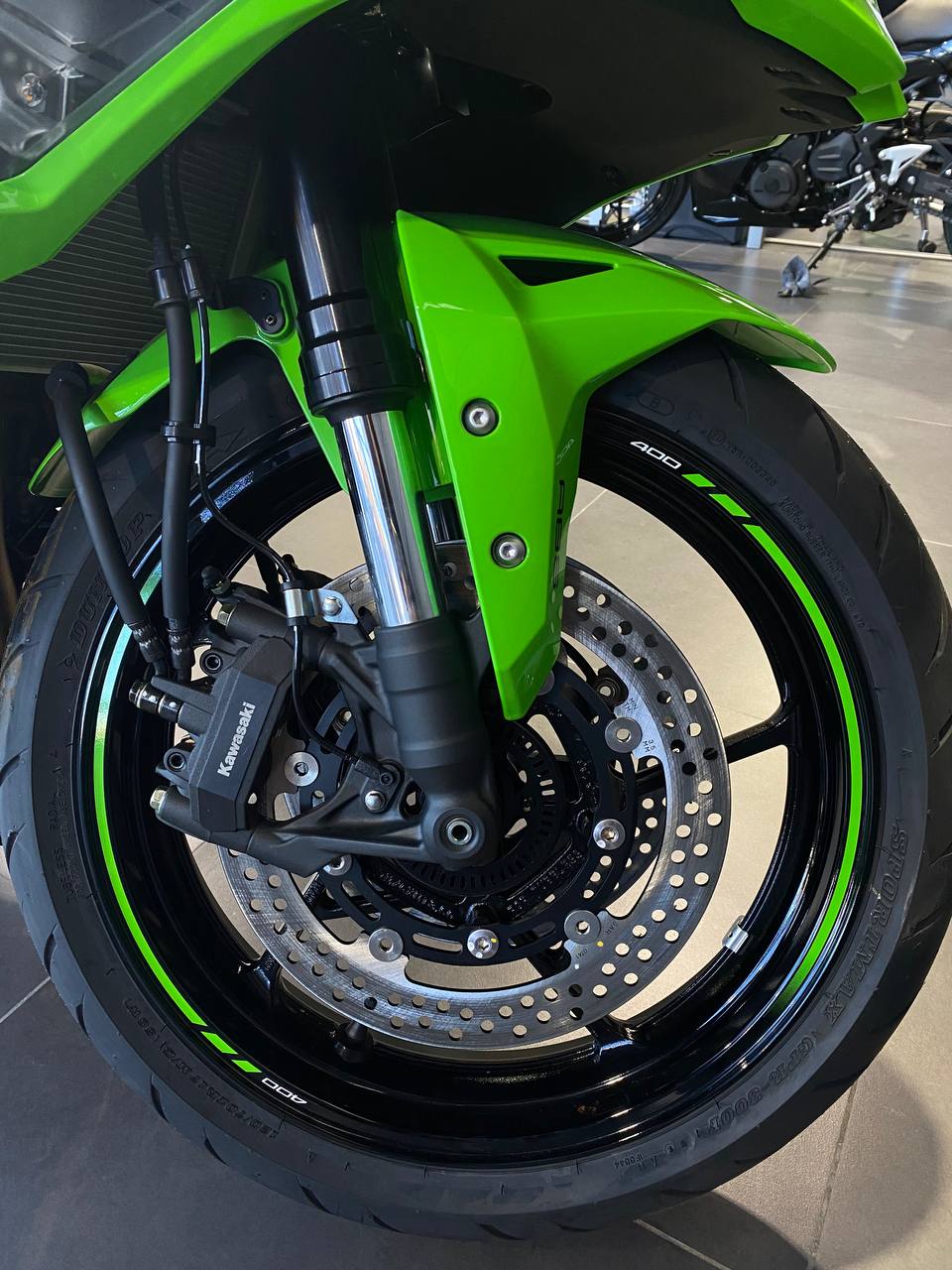 Mira esta publicación de Kawasaki ZX 400 2025 en Motordil