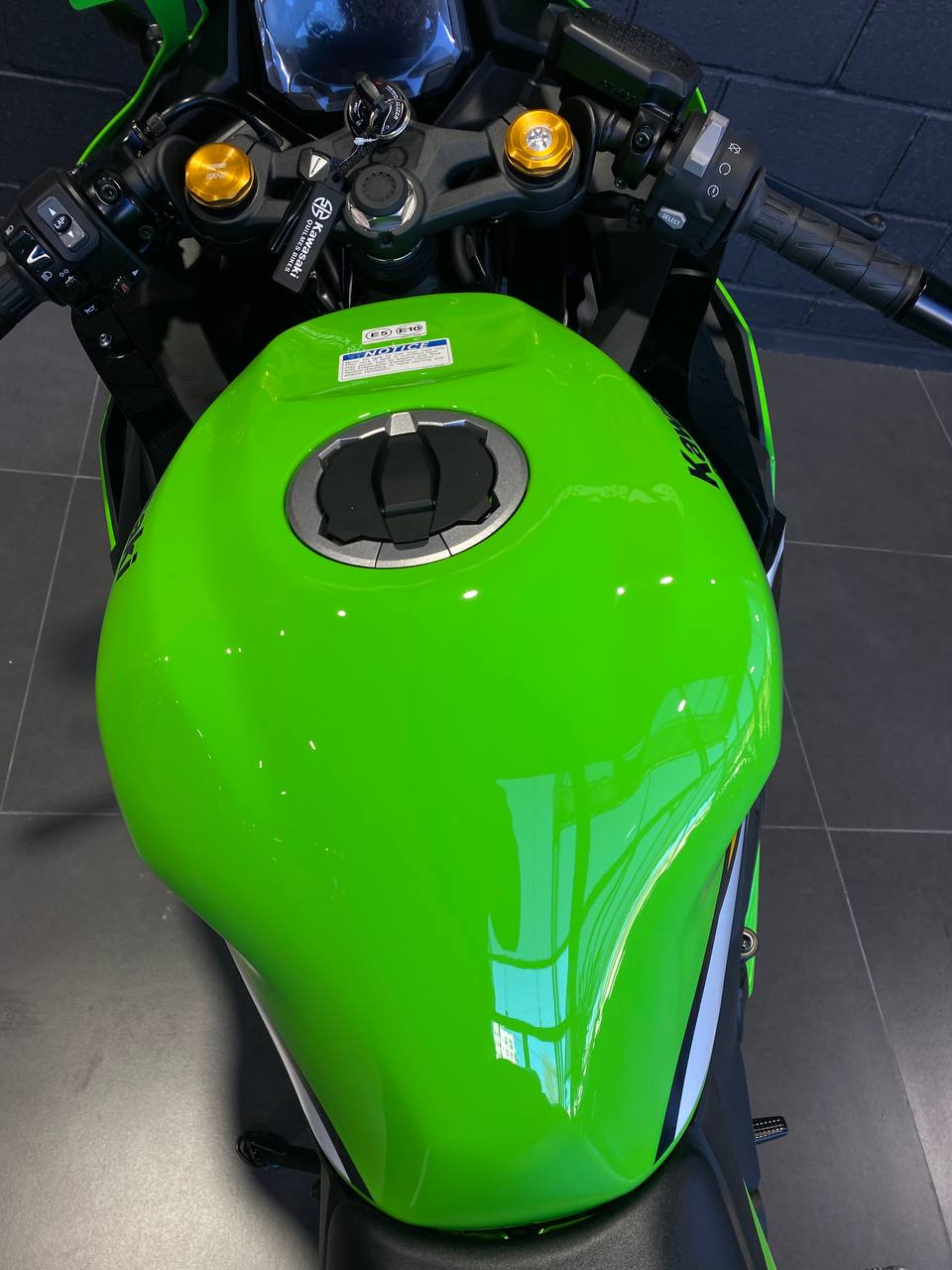 Mira esta publicación de Kawasaki ZX 400 2025 en Motordil
