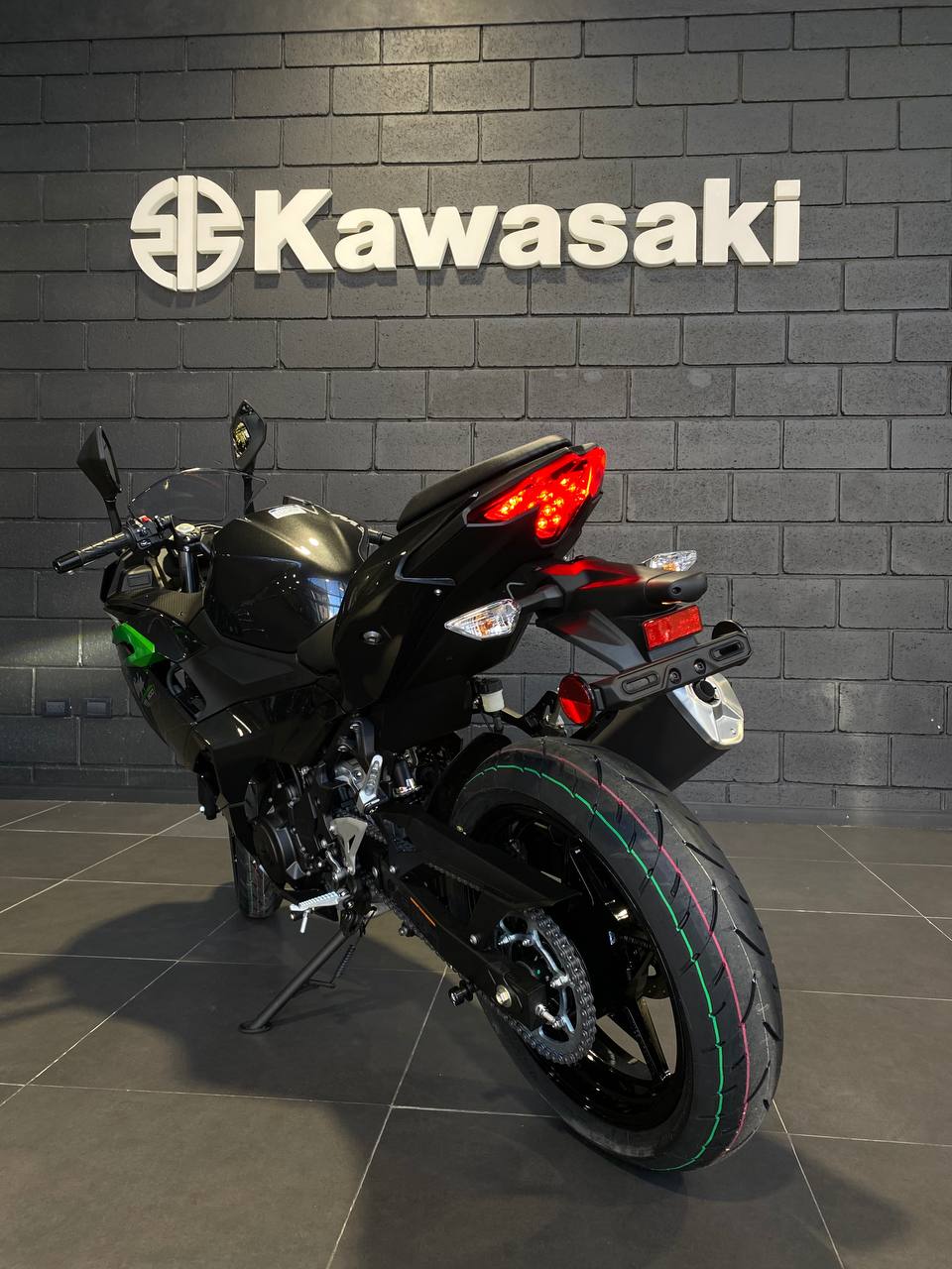 Mira esta publicación de Kawasaki Ninja 500 2025 en Motordil