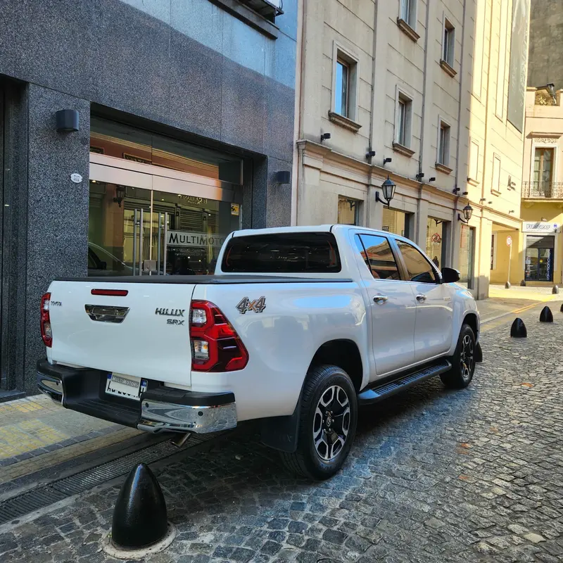 Mira esta publicación de Toyota Hilux 2023 en Motordil