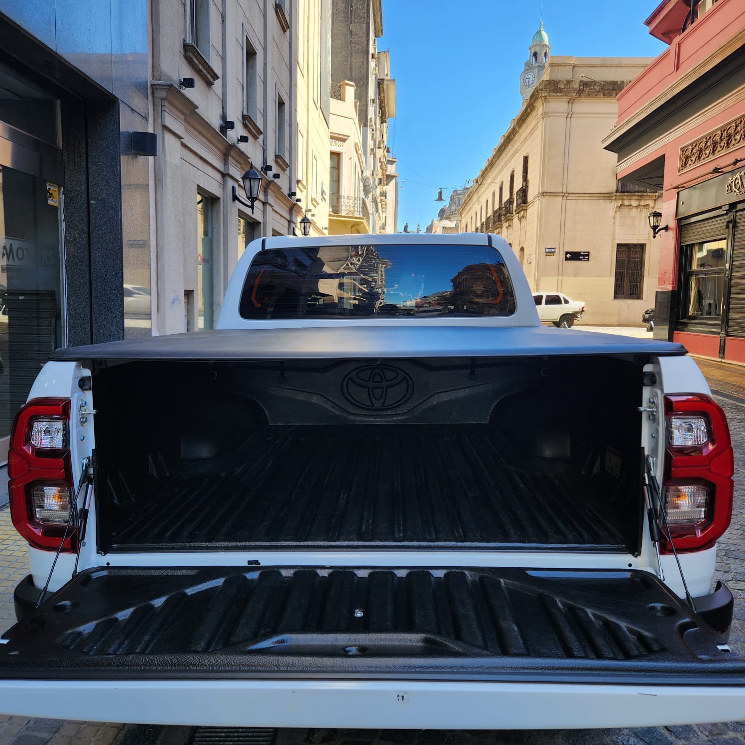 Mira esta publicación de Toyota Hilux 2023 en Motordil