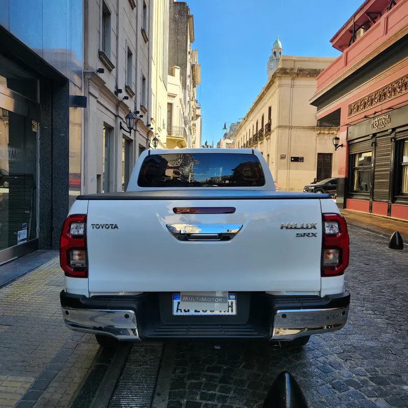 Mira esta publicación de Toyota Hilux 2023 en Motordil