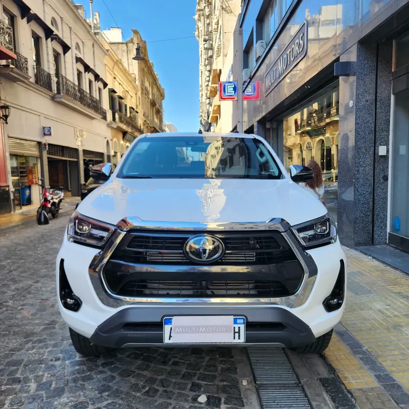 Mira esta publicación de Toyota Hilux 2023 en Motordil