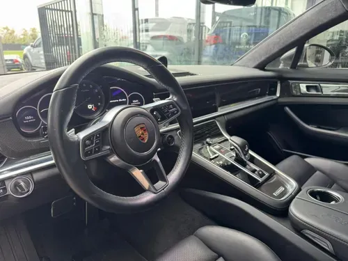 Mira esta publicación de Porsche Panamera 2018 en Motordil