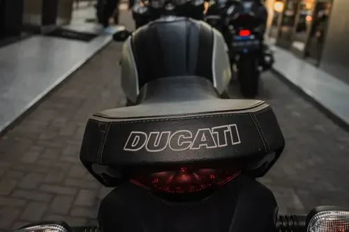 Mira esta publicación de Ducati 800 Icon Dark 2023 en Motordil