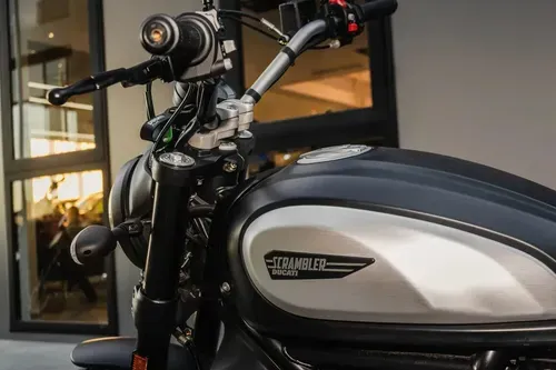 Mirá esta publicación de Ducati 800 Icon Dark