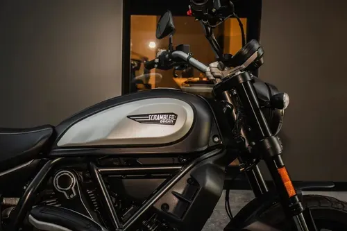 Mira esta publicación de Ducati 800 Icon Dark 2023 en Motordil