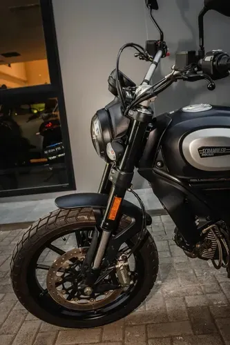 Mirá esta publicación de Ducati 800 Icon Dark