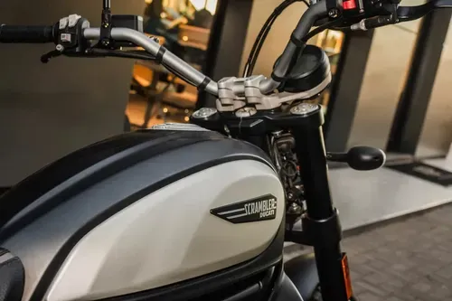 Mira esta publicación de Ducati 800 Icon Dark 2023 en Motordil