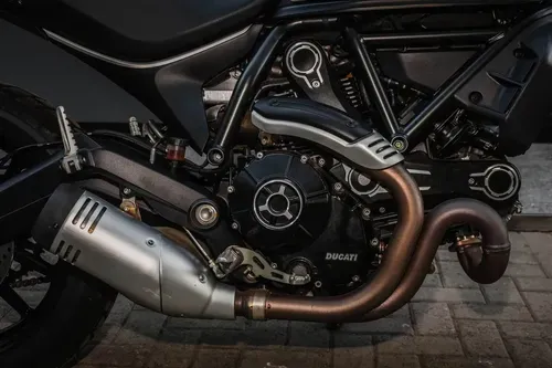 Mira esta publicación de Ducati 800 Icon Dark 2023 en Motordil