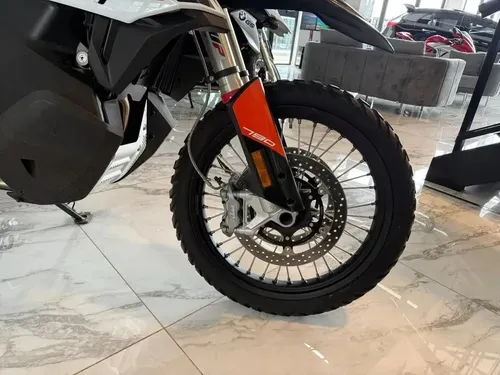 Mira esta publicación de KTM Adventure 790 R 2024 en Motordil
