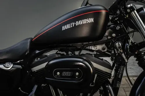 Mira esta publicación de Harley Davidson 883 Iron Blacpearlsunglodenim 2012 en Motordil