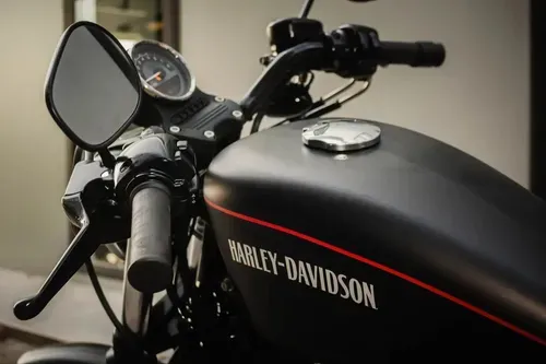 Mirá esta publicación de Harley Davidson 883 Iron Blacpearlsunglodenim