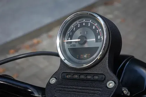 Mira esta publicación de Harley Davidson 883 Iron Blacpearlsunglodenim 2012 en Motordil