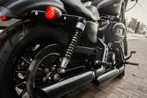 Mira esta publicación de Harley Davidson 883 Iron Blacpearlsunglodenim 2012 en Motordil