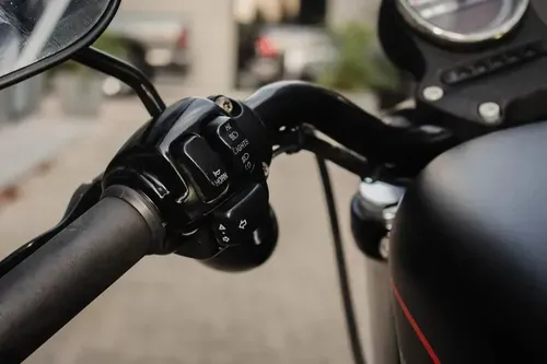Mira esta publicación de Harley Davidson 883 Iron Blacpearlsunglodenim 2012 en Motordil