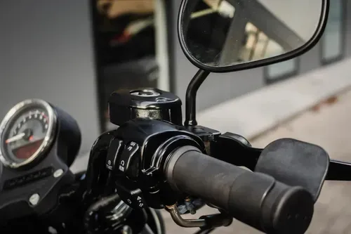 Mira esta publicación de Harley Davidson 883 Iron Blacpearlsunglodenim 2012 en Motordil