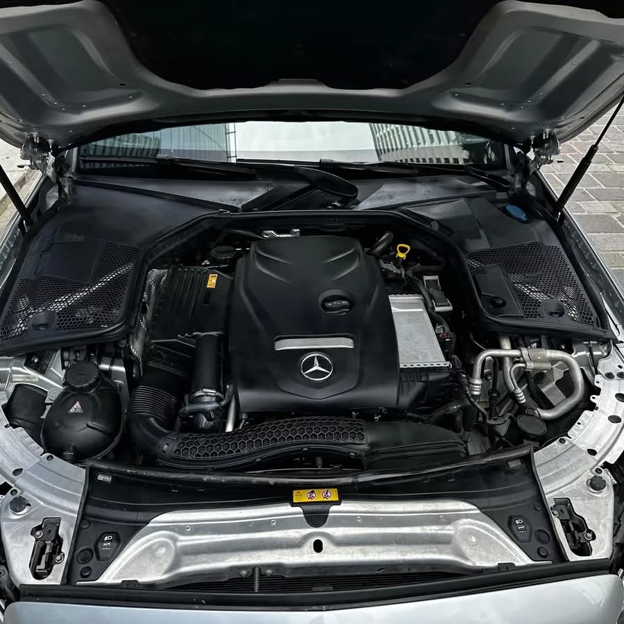 Mira esta publicación de Mercedes Benz 300 2017 en Motordil