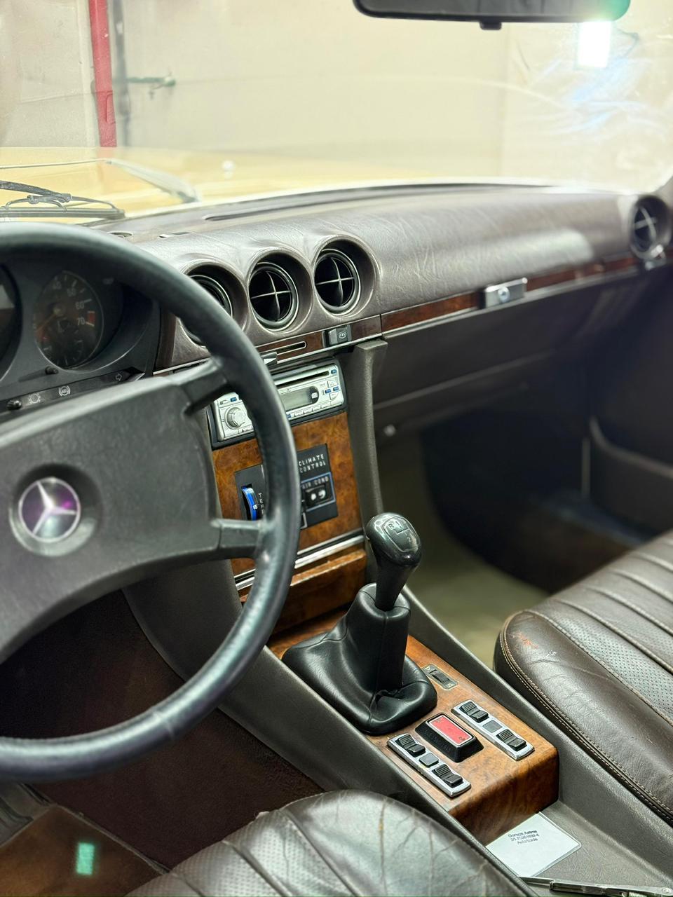 Mira esta publicación de Mercedes Benz 280 SLC 1981 en Motordil