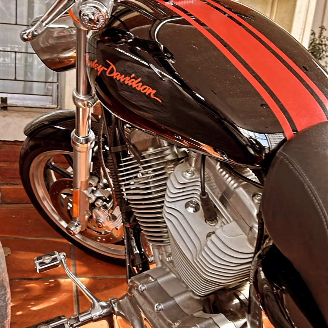 Mira esta publicación de Harley Davidson 883 Superlow Vivid Black 2011 en Motordil