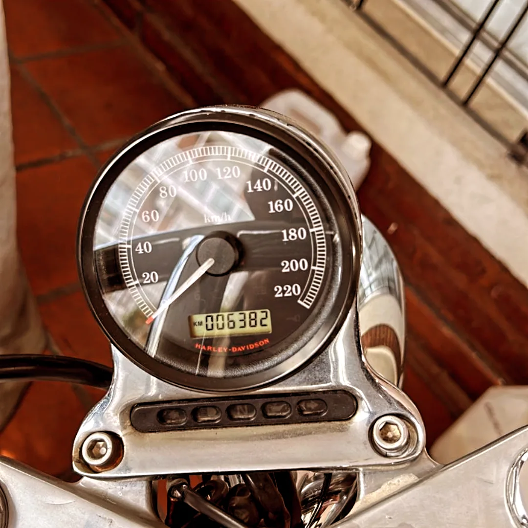 Mira esta publicación de Harley Davidson 883 Superlow Vivid Black 2011 en Motordil