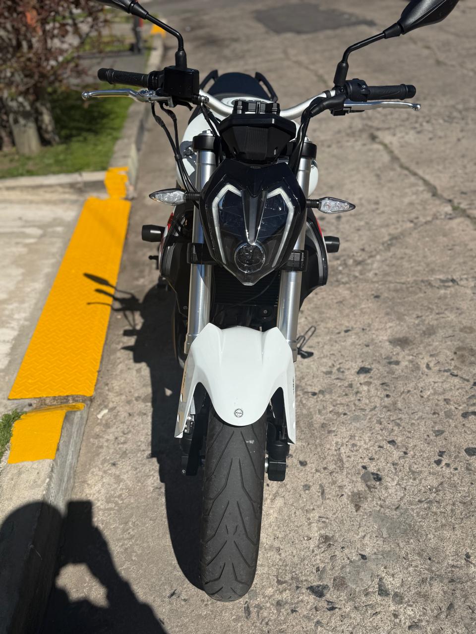 Mira esta publicación de Benelli TNT 302 S 2025 en Motordil