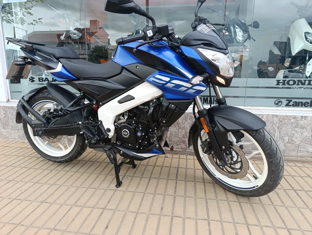 Mira esta publicación de Bajaj Rouser 200 NS 2022 en Motordil