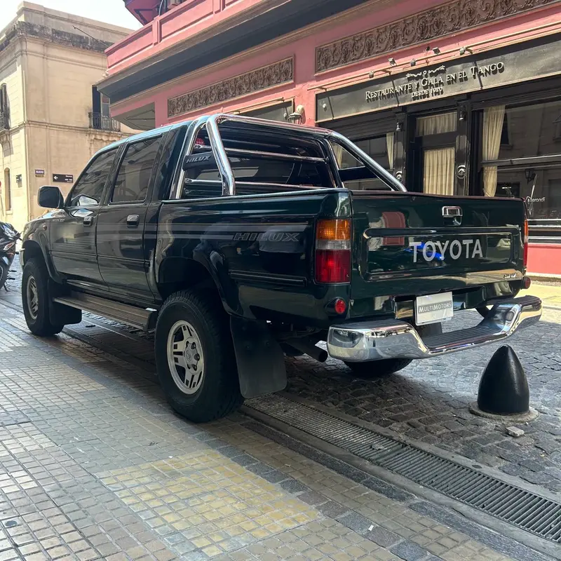 Mira esta publicación de Toyota Hilux 2001 en Motordil