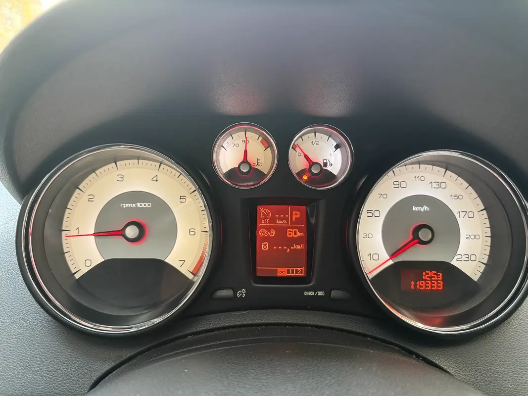 Mira esta publicación de Peugeot 408 2012 en Motordil