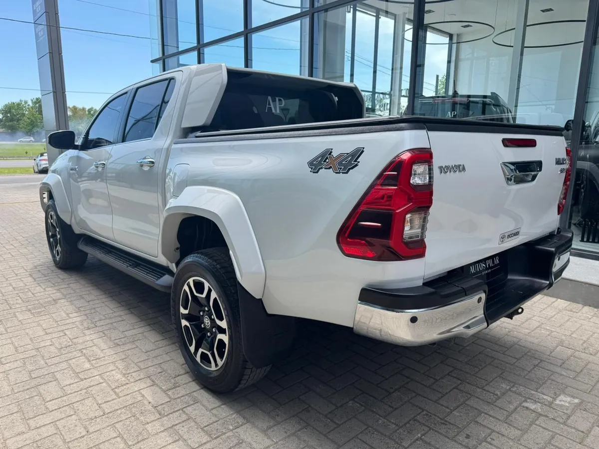 Mira esta publicación de Toyota Hilux 2024 en Motordil