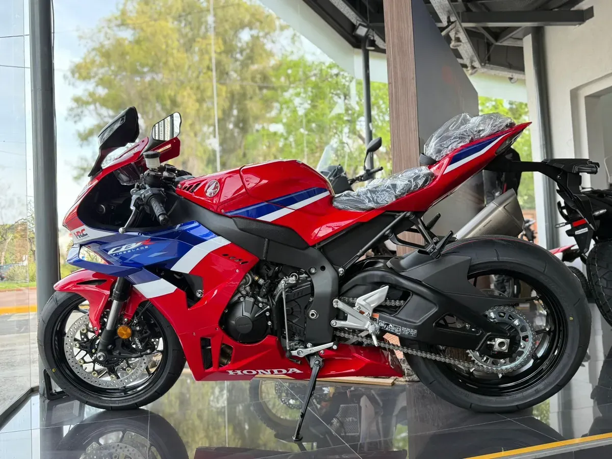Mira esta publicación de Honda CBR 1000 RR 2025 en Motordil
