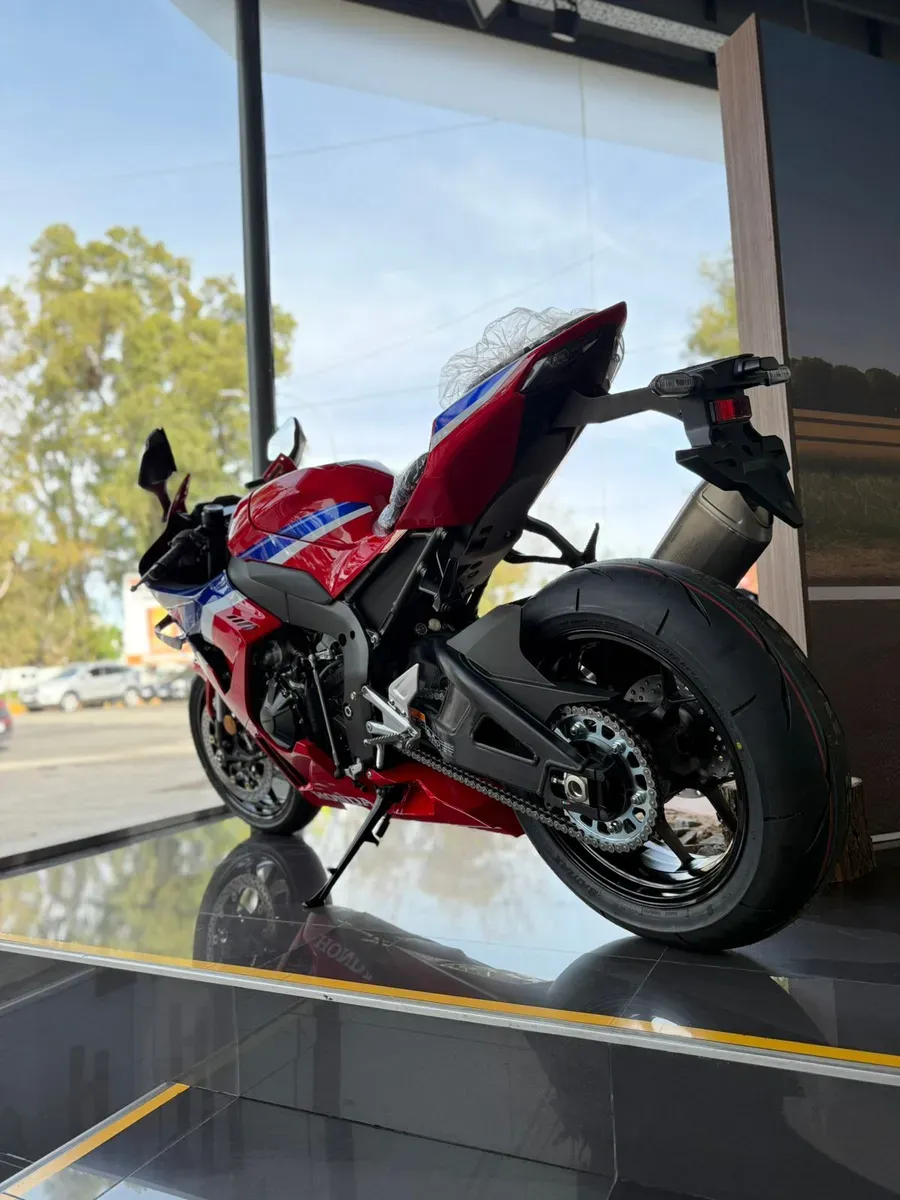 Mira esta publicación de Honda CBR 1000 RR 2025 en Motordil