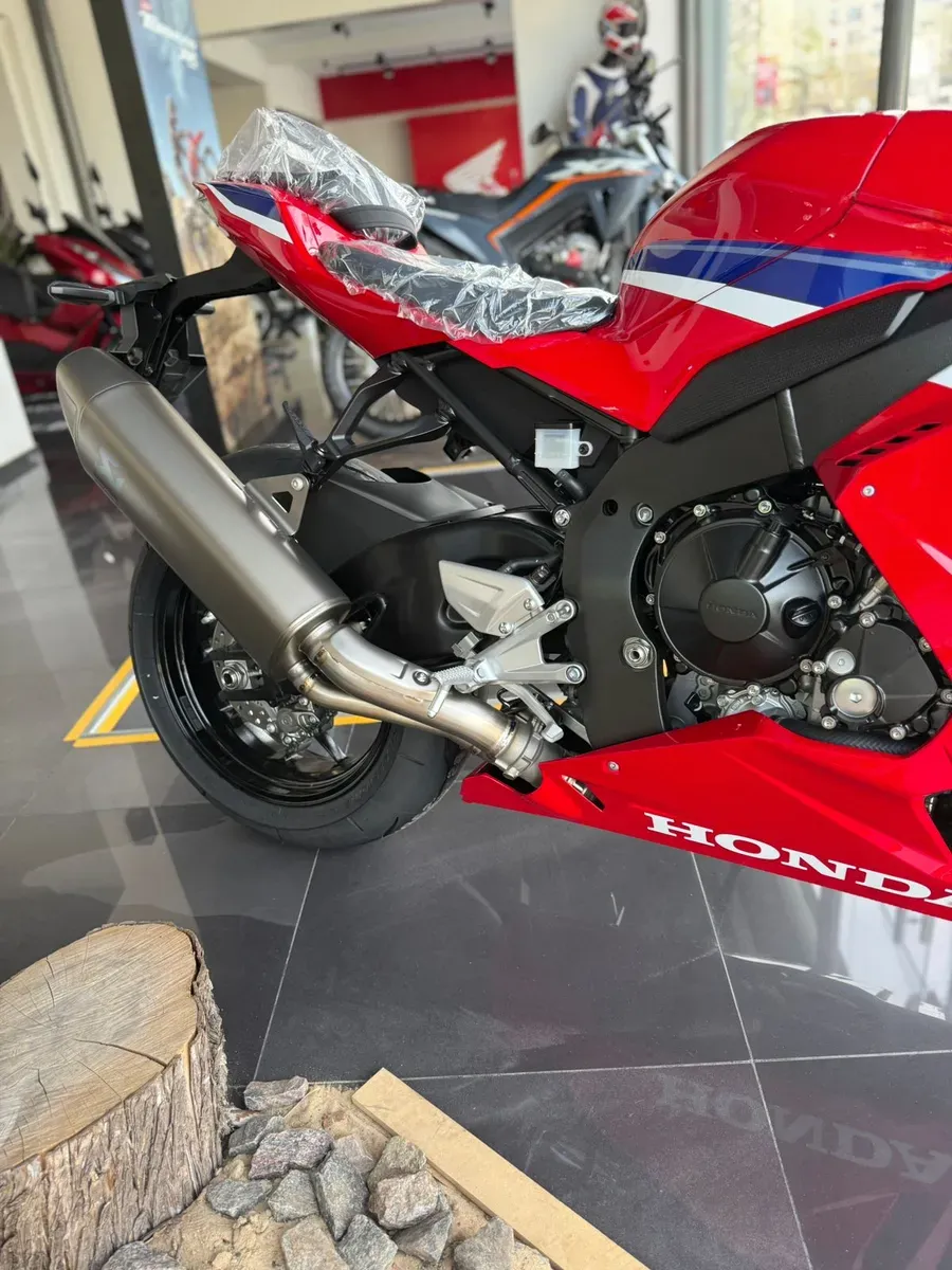 Mira esta publicación de Honda CBR 1000 RR 2025 en Motordil