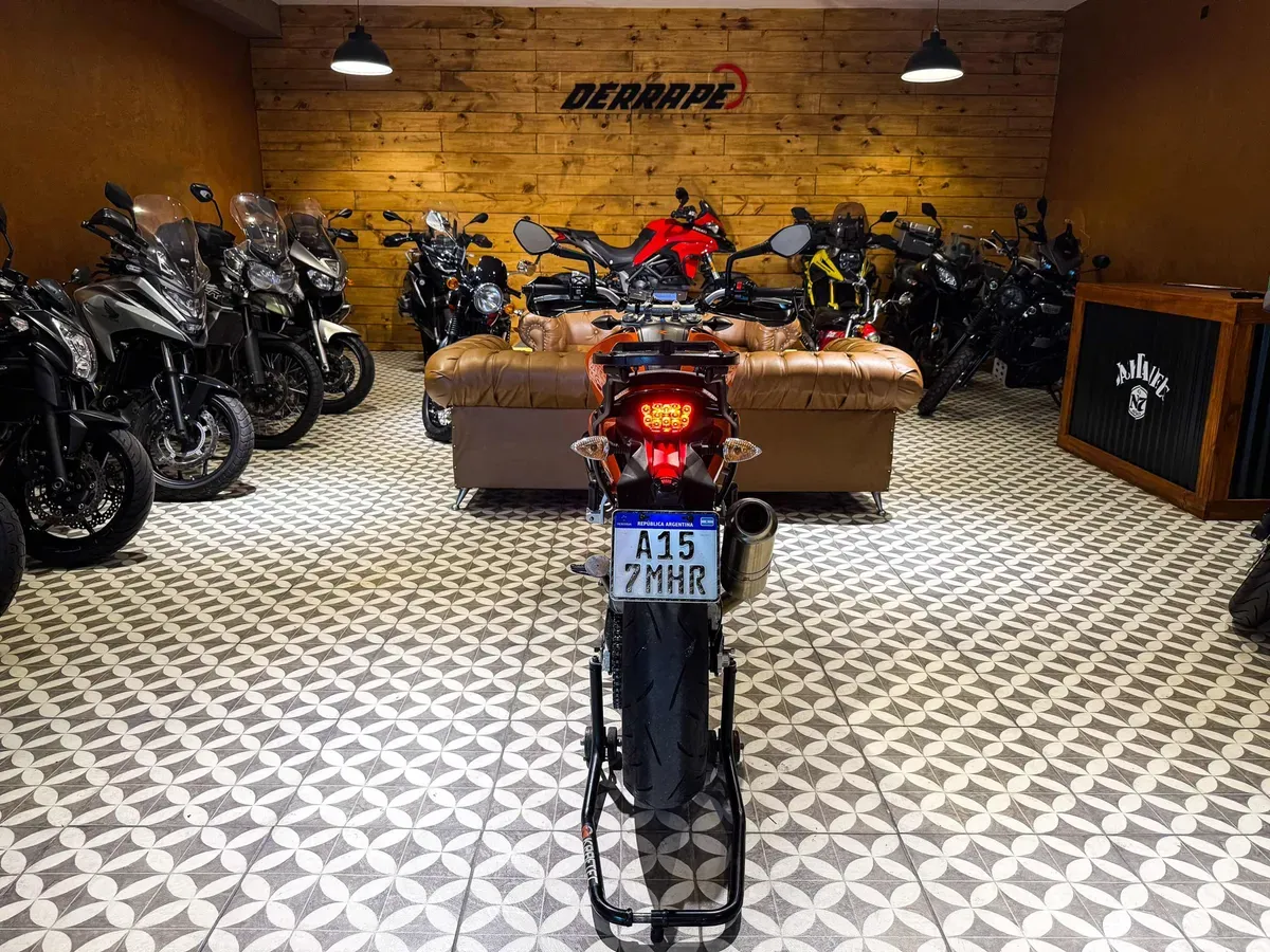 Mira esta publicación de KTM Duke 690 Naked 2018 en Motordil