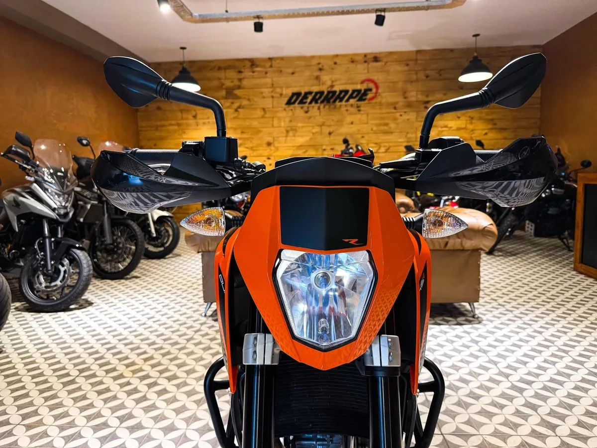 Mira esta publicación de KTM Duke 690 Naked 2018 en Motordil