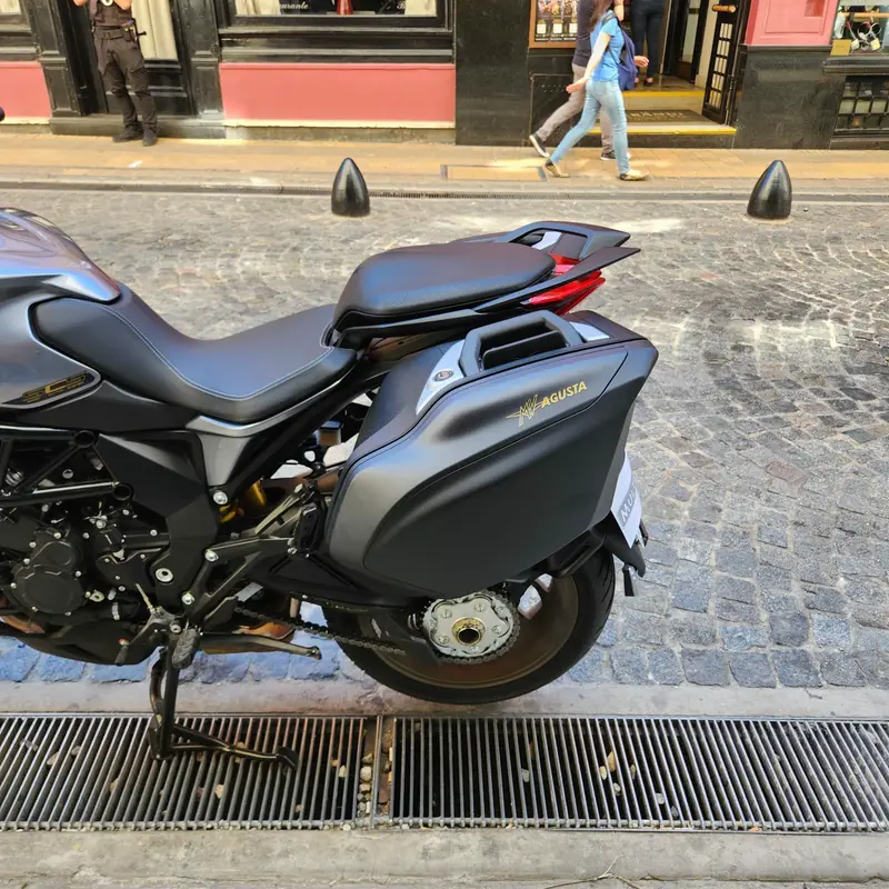 Mira esta publicación de Mv Agusta 800 Veloce Lusso 2023 en Motordil