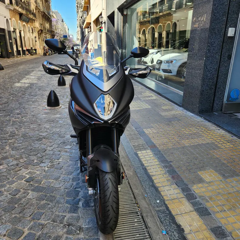 Mira esta publicación de Mv Agusta 800 Veloce Lusso 2023 en Motordil