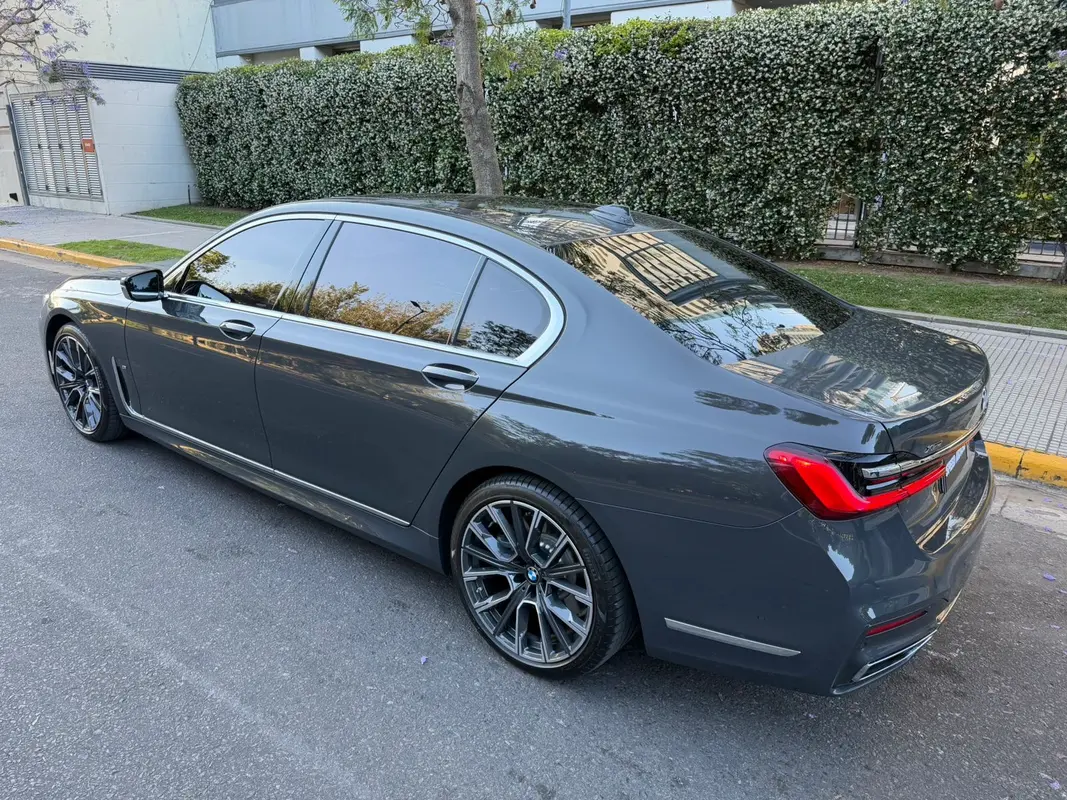 Mira esta publicación de BMW Serie 7 2019 en Motordil