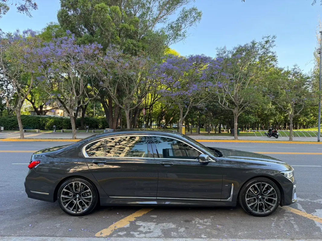 Mira esta publicación de BMW Serie 7 2019 en Motordil