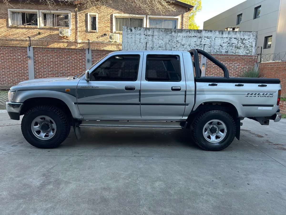 Mira esta publicación de Toyota Hilux 2004 en Motordil