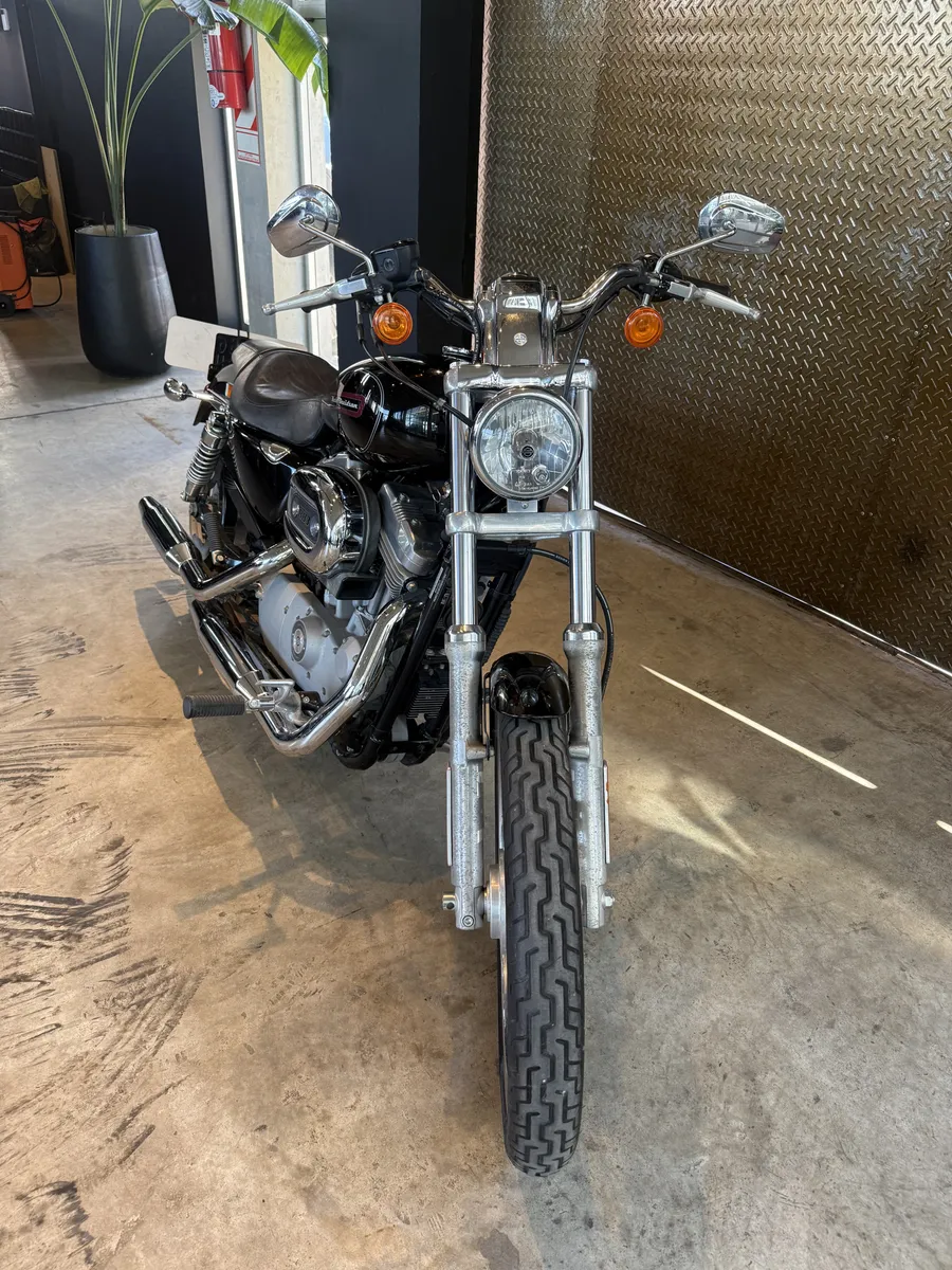 Mira esta publicación de Harley Davidson 883 Superlow 2 Tone 2009 en Motordil