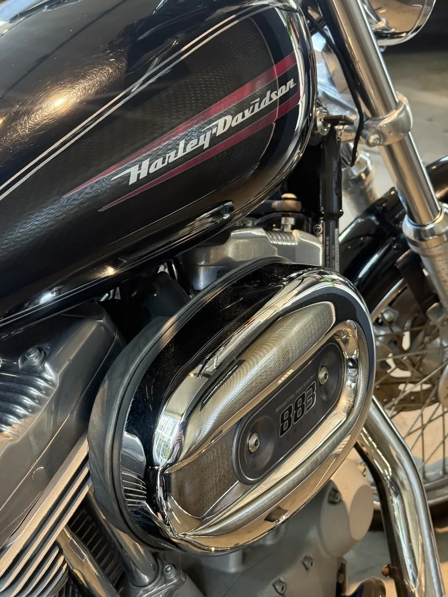 Mirá esta publicación de Harley Davidson 883 Superlow 2 Tone